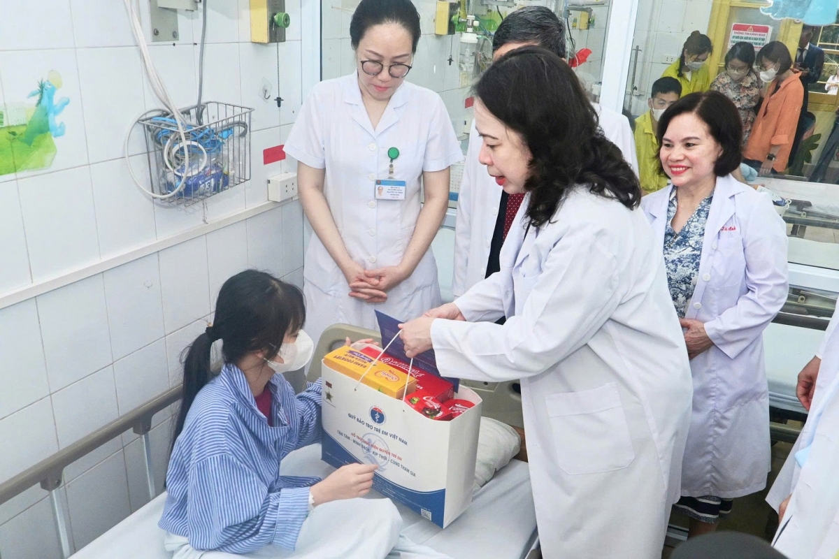Phó Chủ tịch nước Võ Thị Ánh Xuân thăm hỏi, tặng quà các bệnh nhi lao tại BV Phổi Trung ương
