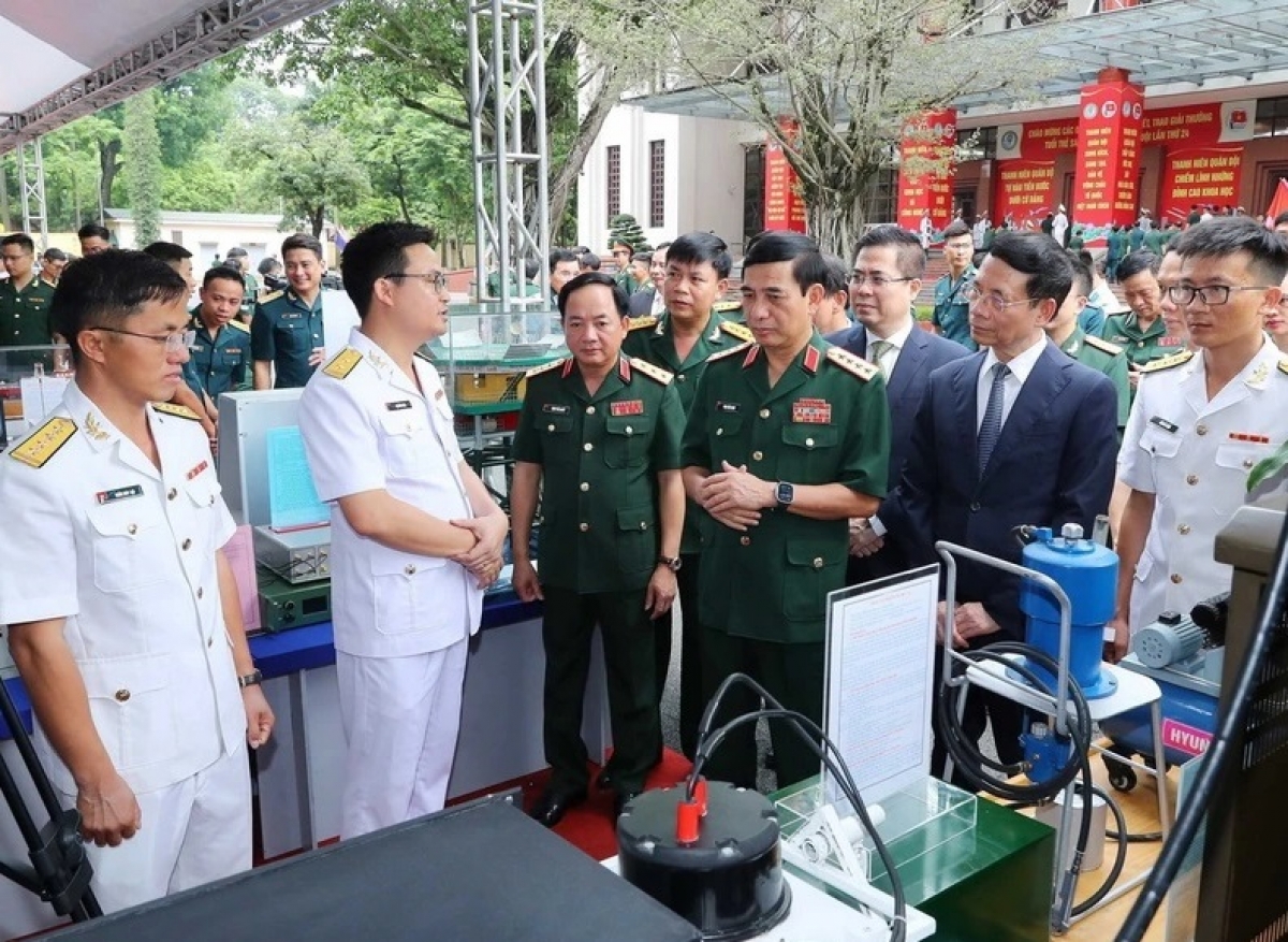 Bộ trưởng Quốc phòng Phan Văn Giang và Chủ nhiệm Tổng cục Chính trị Quân đội Nhân dân Việt Nam Trịnh Văn Quyết cùng các đại biểu tham quan khu trưng bày sản phẩm sáng tạo của các đơn vị tham gia giải thưởng Tuổi trẻ sáng tạo quân đội lần thứ 24.