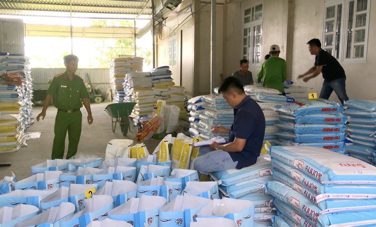 Lực lượng chức năng tỉnh Bạc Liêu kiểm tra, tạm giữ hơn 37 tấn thức ăn tôm giả- Ảnh Trọng Nguyễn