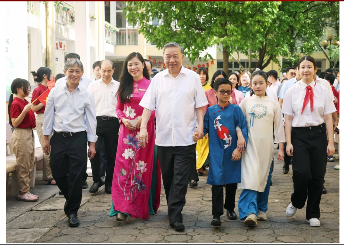 Tổng Bí thư Tô Lâm đến thăm và tặng quà cho học sinh Trường PTCS Nguyễn Đình Chiểu và Trường PTCS Xã Đàn.