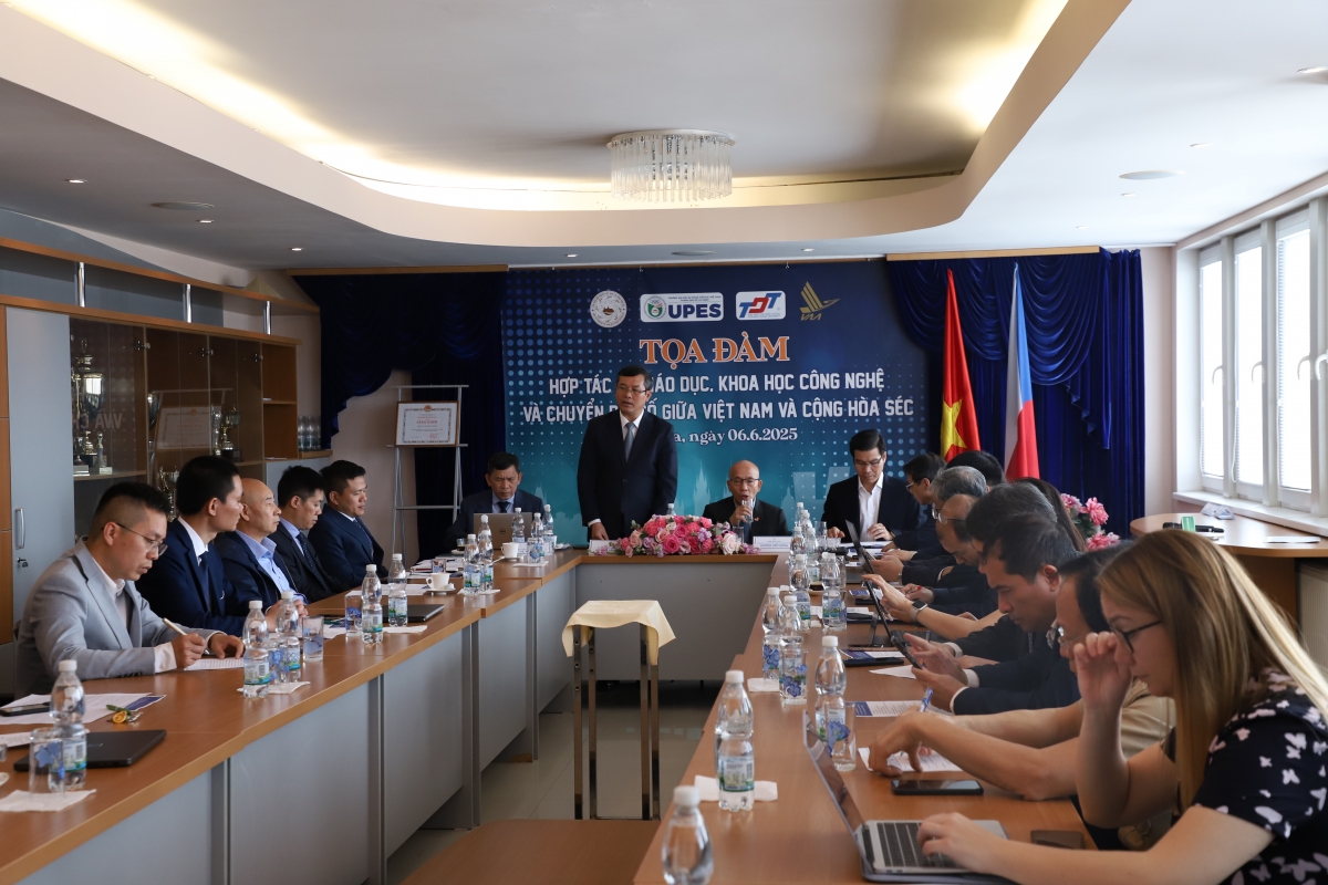 Thứ trưởng Bộ Giáo dục và Đào tạo Nguyễn Văn Phúc nhấn mạnh hai nước đang thúc đẩy hợp tác liên kết đào tạo, nghiên cứu khoa học giữa các trường đại học của hai bên, tạo những bước phát triển đột phá về khoa học công nghệ, đổi mới sáng tạo và chuyển đổi số.