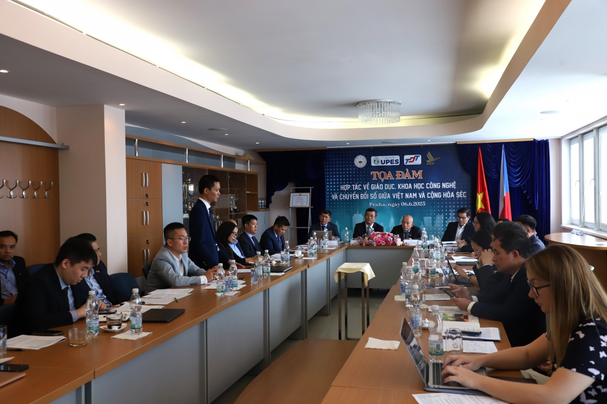 Tiến sĩ Lê Tiến, chủ tịch Mạng lưới Trí thức và chuyên gia Việt Nam tại Cộng hòa Séc nhấn mạnh cộng đồng tri thức người Việt tại Séc đã phát triển mạnh mẽ trong nhiều lĩnh vực, luôn sẵn sàng cống hiến cho sự phát triển chung của đất nước.