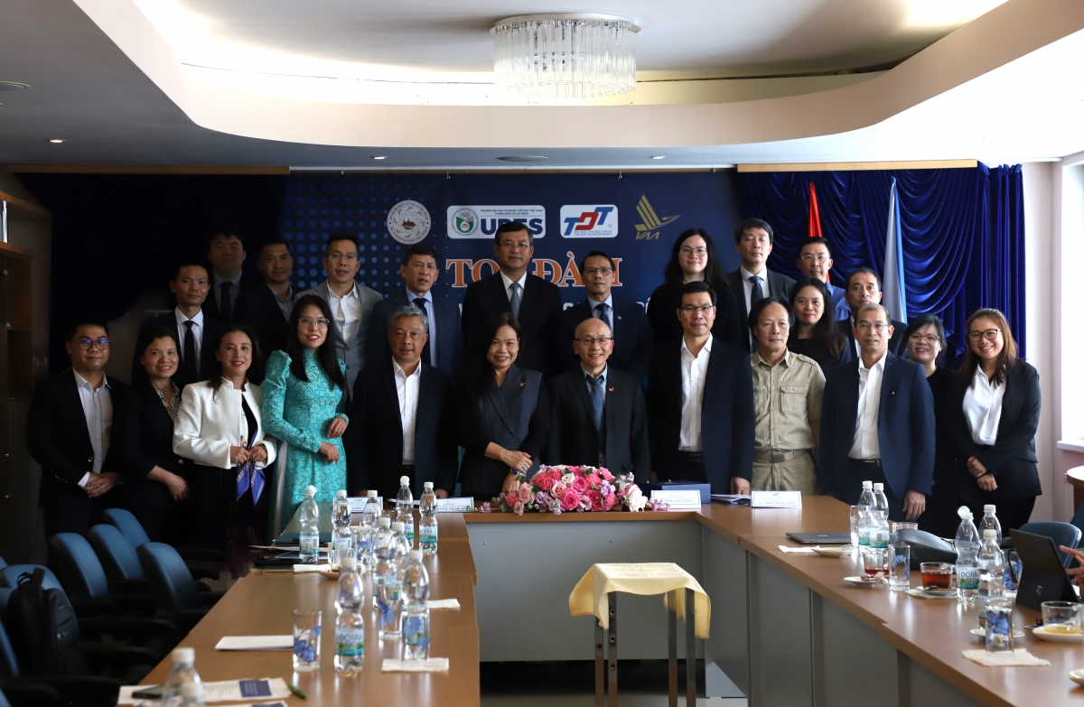 Các đại biểu đại diện cho các hội đoàn, các chuyên gia, tri thức kiều bào tại Séc chụp ảnh lưu niệm.