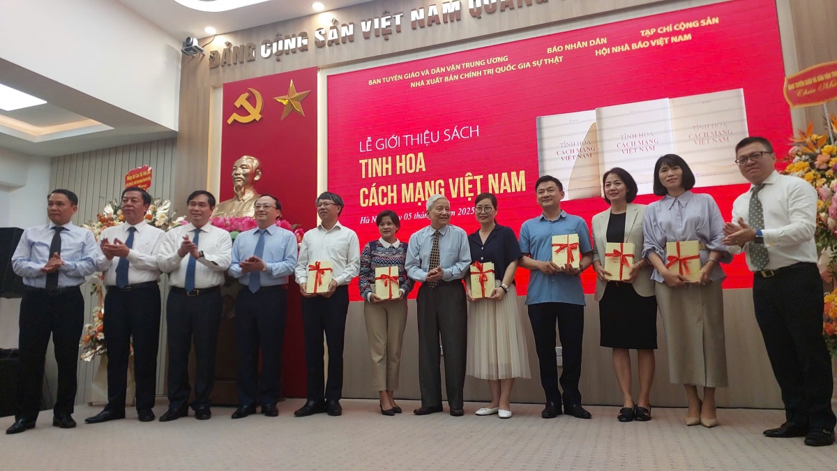 Tác giả và Ban tổ chức trao tặng cuốn sách Tinh hoa Cách mạng Việt Nam cho các đại biểu tham dự