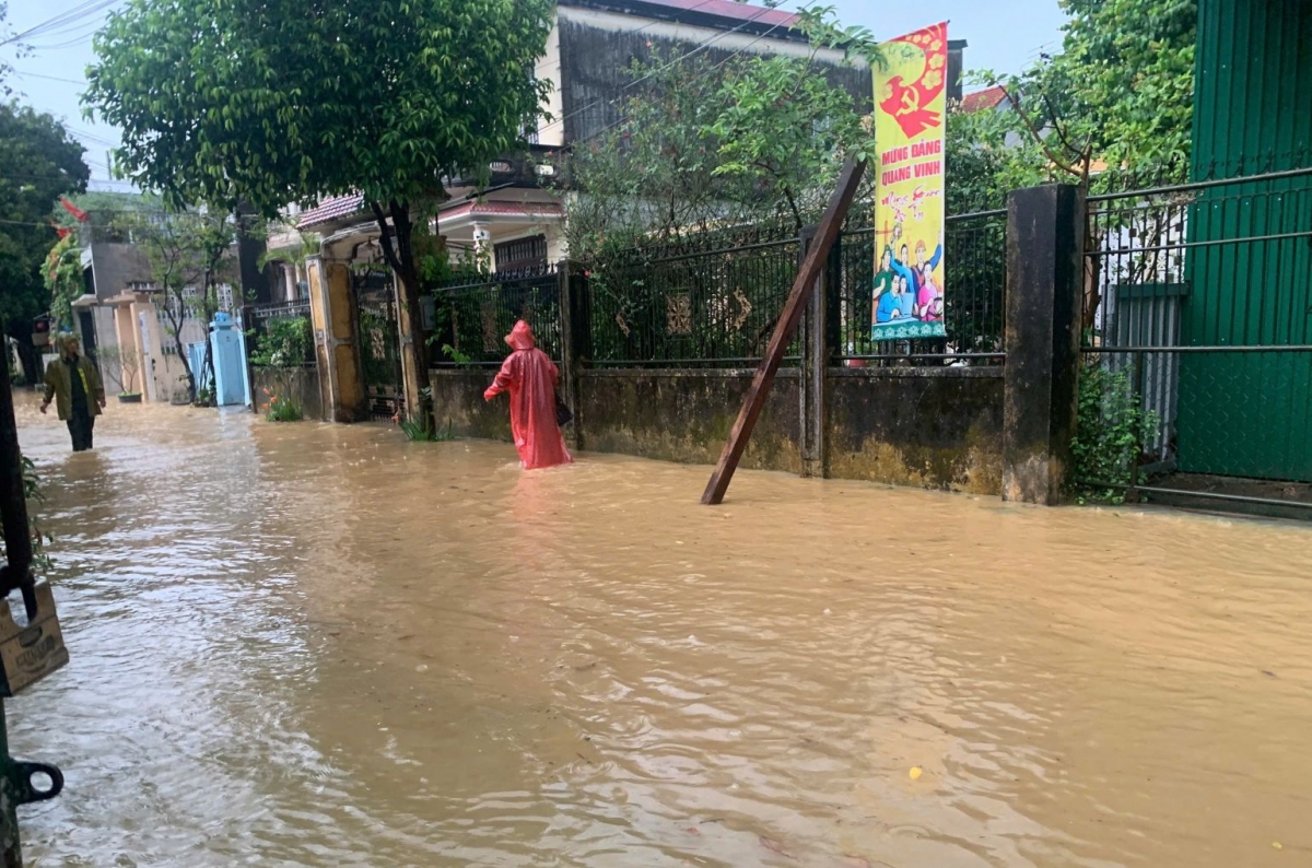 Tại đường Nguyễn Cư Trinh, phường Thuận Hòa, quận Thuận Hóa bị ngập cục bộ 7 giờ sáng 11-6