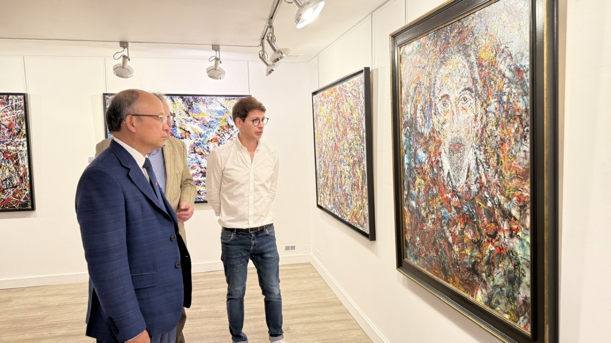 Tại phòng tranh của họa sĩ Georg Esco.