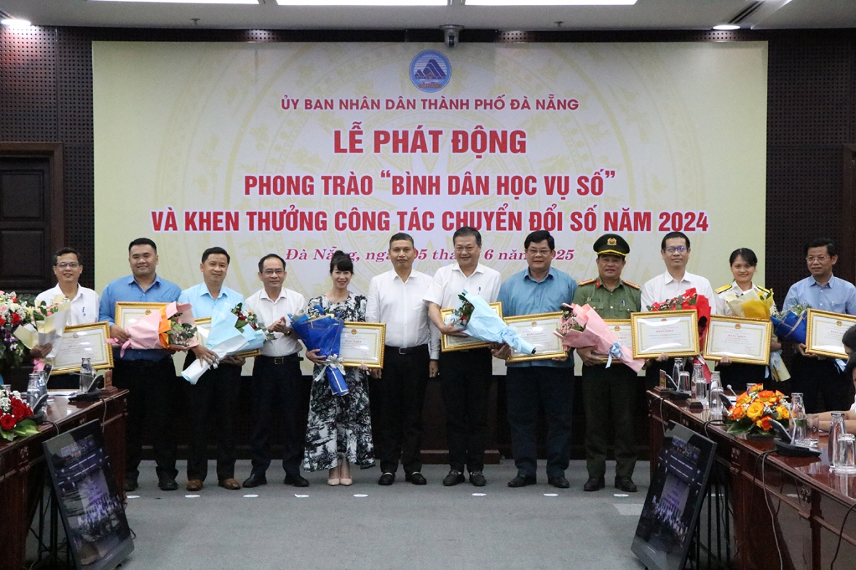 Tặng bằng khen 21 tập thể xuất sắc trong phong trào chuyển đổi số năm 2024.