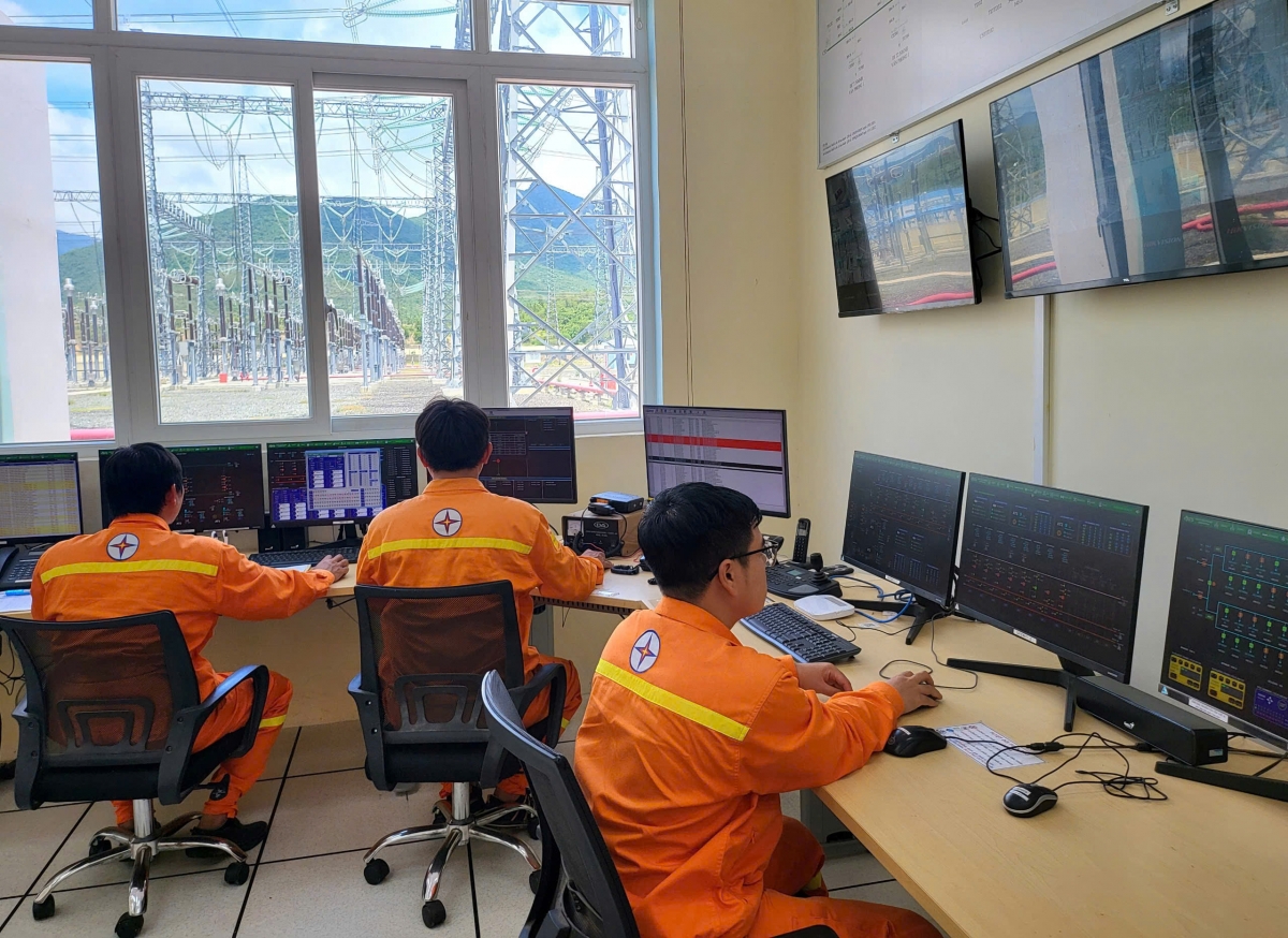 Kíp trực vận hành tại TBA 500kV Vân Phong
