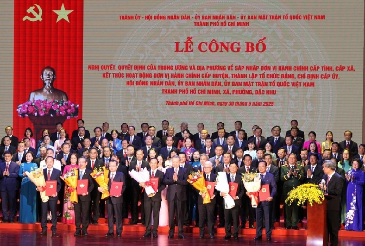 Tổng Bí thư Tô Lâm tặng hoa chúc mừng các đồng chí lãnh đạo TP HCM,