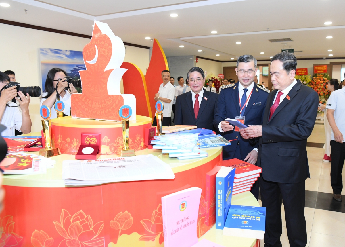 Chủ tịch Quốc hội Trần Thanh Mẫn cùng các đại biểu thăm không gian triển lãm "Từ Đại hội đến Đại hội" trong khuôn khổ Đại hội đại biểu Đảng bộ Kiểm toán nhà nước lần thứ VIII nhiệm kỳ 2025-2030