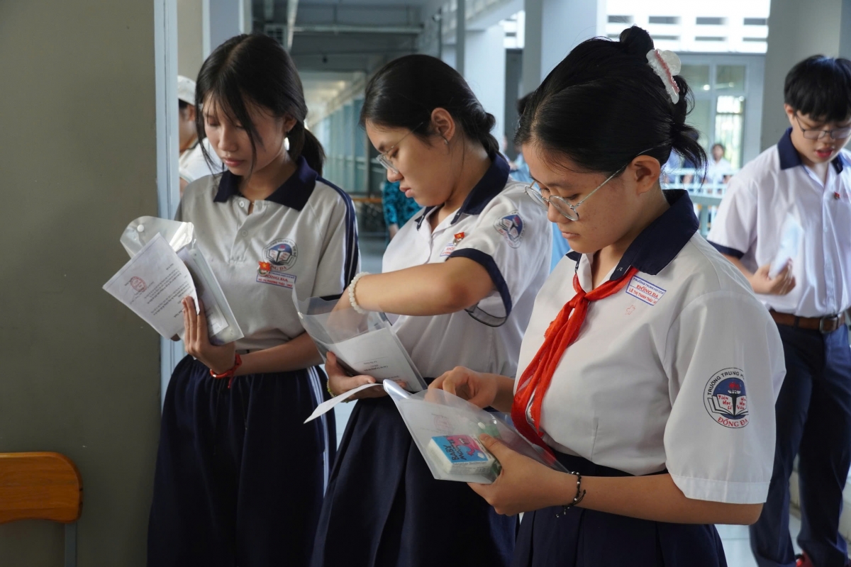 Thí sinh trước khi vào phòng thi