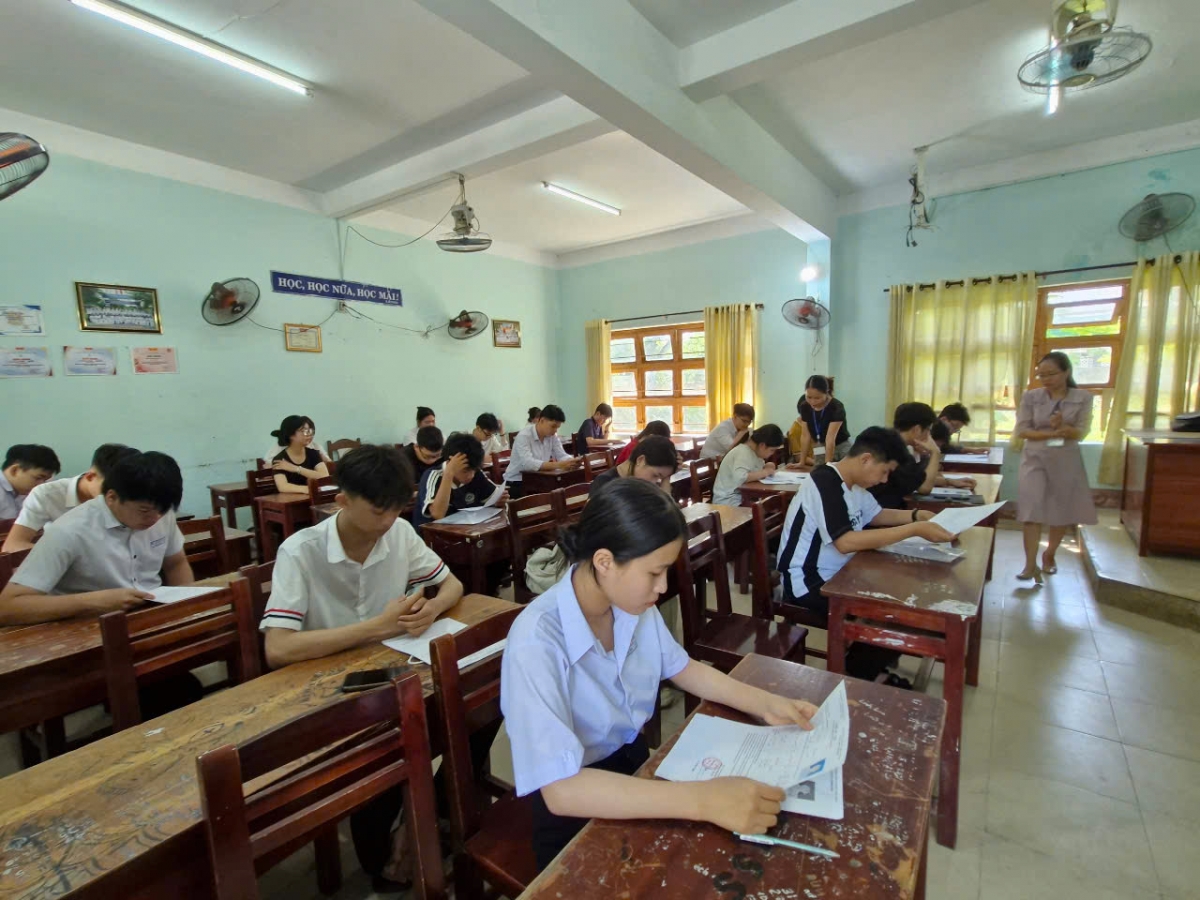 Thí sinh tại Đà Nẵng đến các điểm thi để làm thủ tục, học quy chế thi Tốt nghiệp THPT năm 2025.