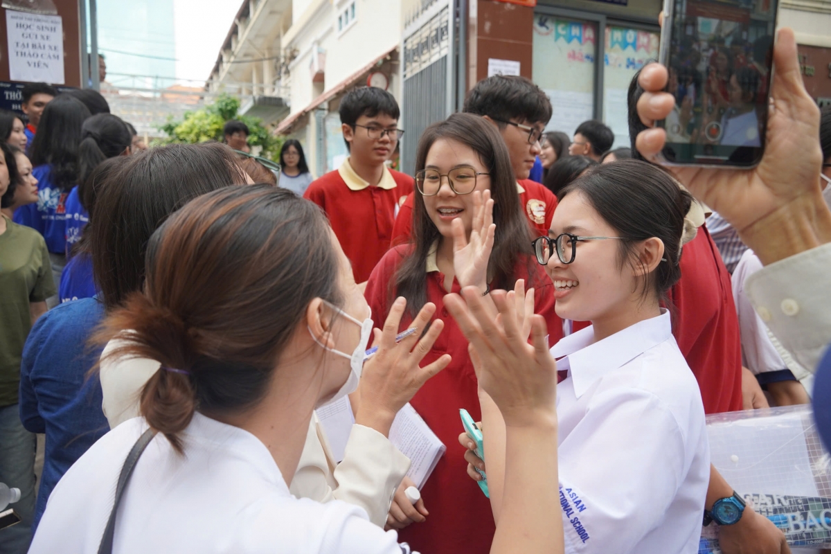 Thí sinh vui mừng kết thúc buổi thi sáng nay (Ảnh: Vũ Hường)