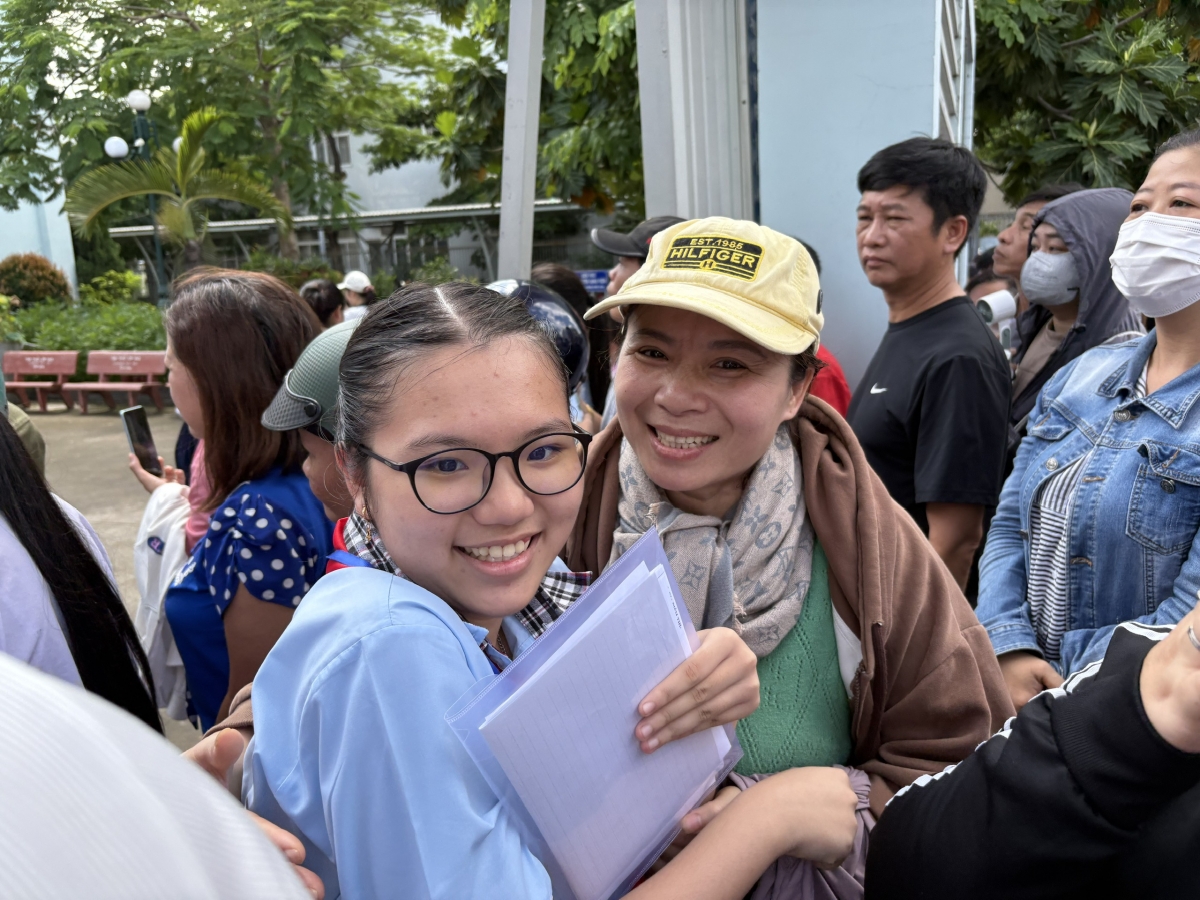 Thí sinh vui mừng sau giờ làm bài sáng nay.