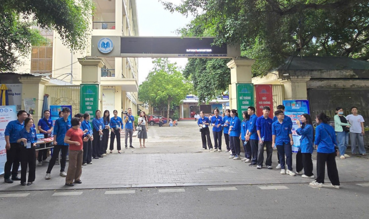 Lực lượng sinh viên tình nguyện đã được huy động và sẵn sàng túc trực tại các điểm trường để hỗ trợ, hướng dẫn và đón tiếp các thí sinh tham gia kỳ thi.