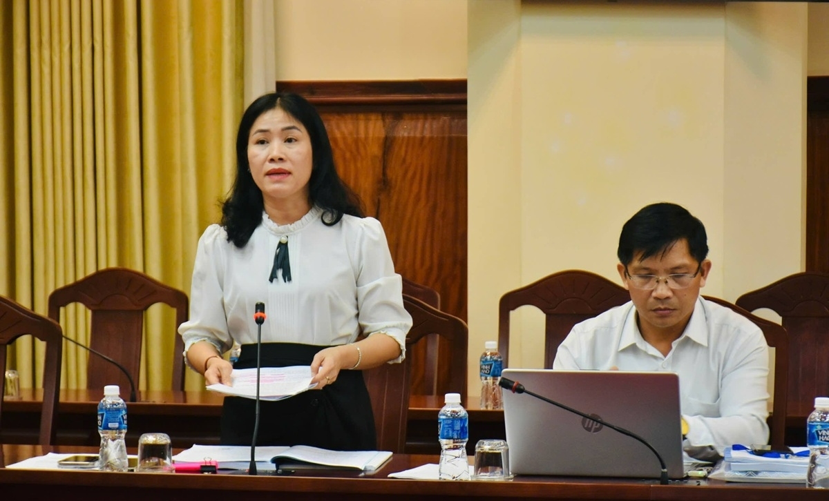 Bà Lê Thị Bích Liên, Giám đốc Sở Giáo dục và Đào tạo Bình Thuận tại cuộc họp chuẩn bị cho kỳ thi tốt nghiệp THPT năm 2025