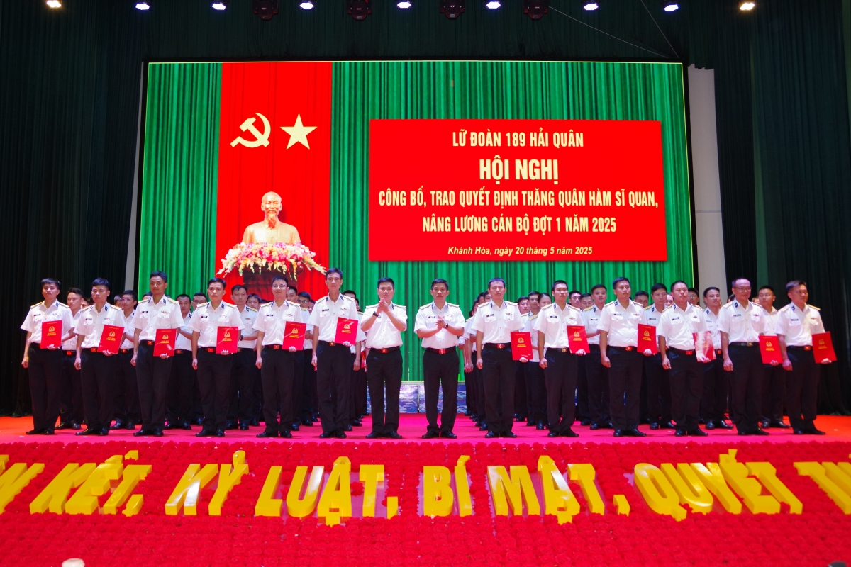 Thủ trưởng Lữ đoàn trao quyết định thăng quân hàm cán bộ