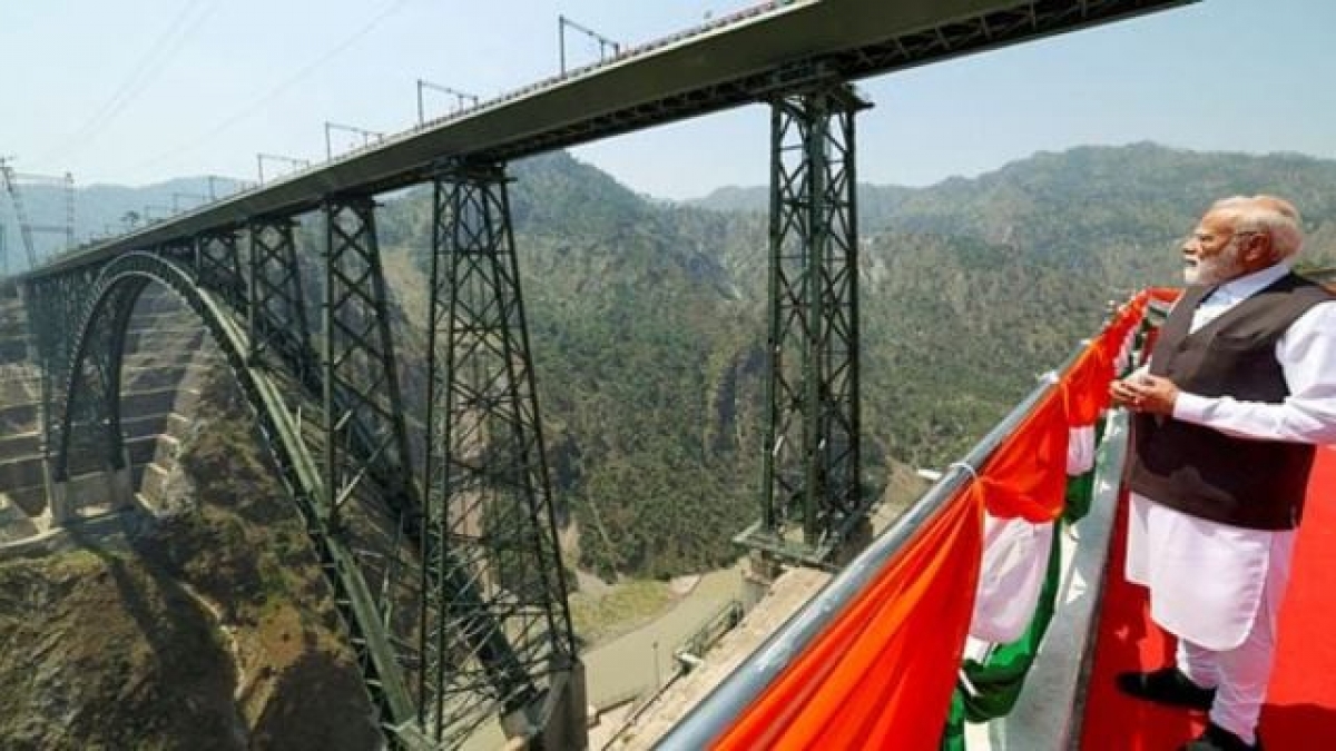 Thủ tướng Narendra Modi khánh thành cầu Chenab, cây cầu đường sắt cao nhất thế giới bắc qua sông Chenab (Ảnh PTI)