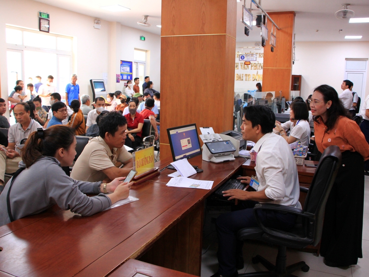Rất đông người dân đến làm thủ tục tại Trung tâm phục vụ hành chính công thành phố Đồng Hới trong ngày đầu tiên vận hành thử nghiệm chính quyền 2 cấp.