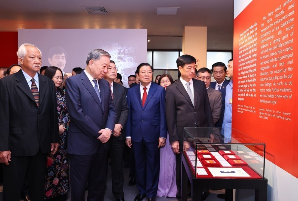Tổng bí thư Tô Lâm và các đại biểu tham quan triển lãm