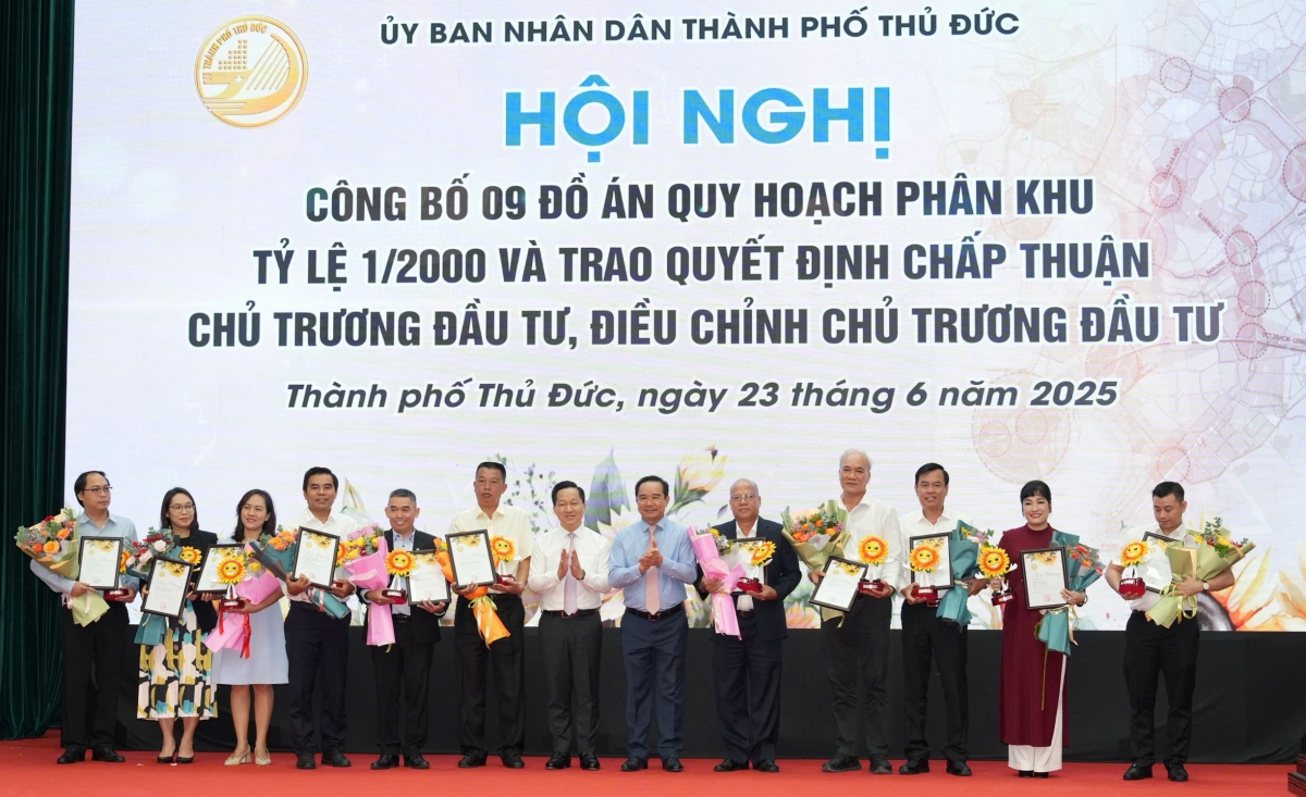 TP Thủ Đức trao chứng nhận đầu tư.