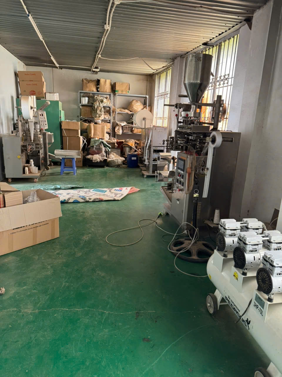 Trang thiết bị phục vụ cho sản xuất hàng cấm vừa được phát hiện.