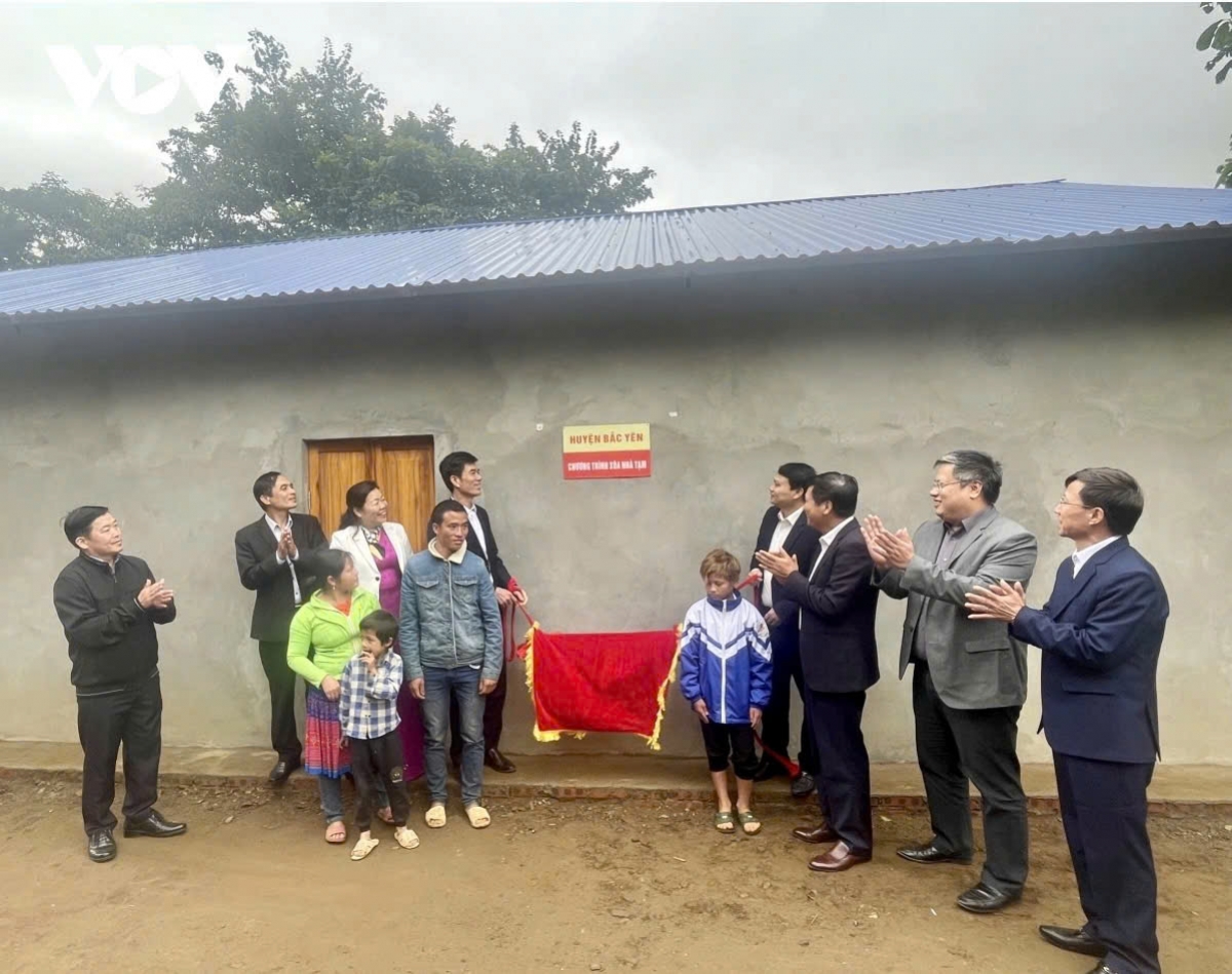 Trao nhà mới cho hộ nghèo ở vùng cao Bắc Yên, Sơn La.