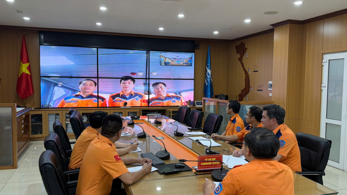 Lãnh đạo Trung tâm họp triển khai kế hoạch ứng phó bão số 1 đến các phương tiện tìm kiếm cứu nạn.