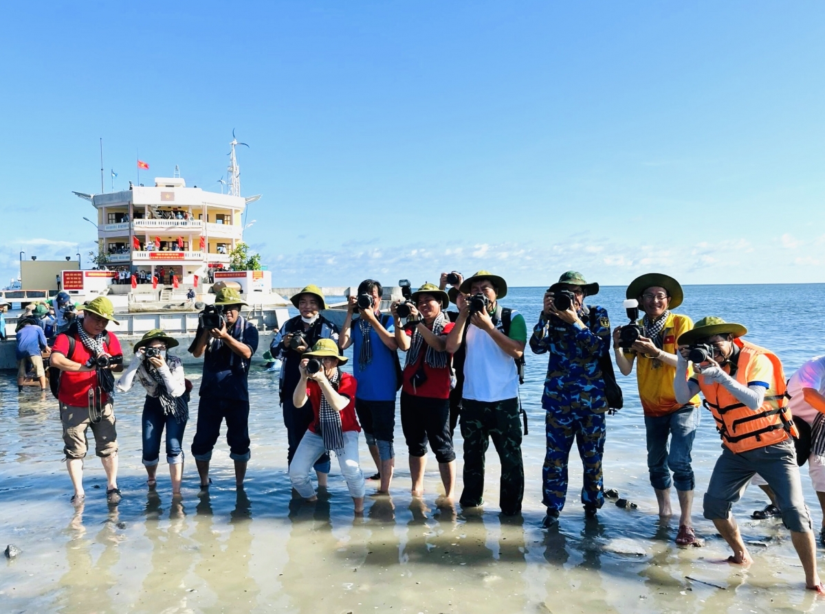 Các nhà báo tác nghiệp tại Trường Sa