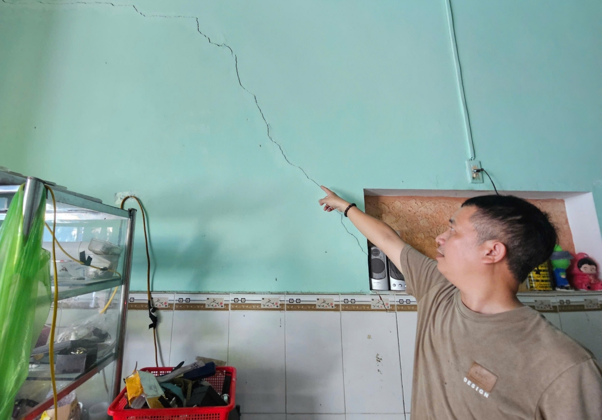 Tường nhà người dân trong vùng dự án bị nứt nhưng chưa thể sửa chữa vì nằm trong vùng dự án.