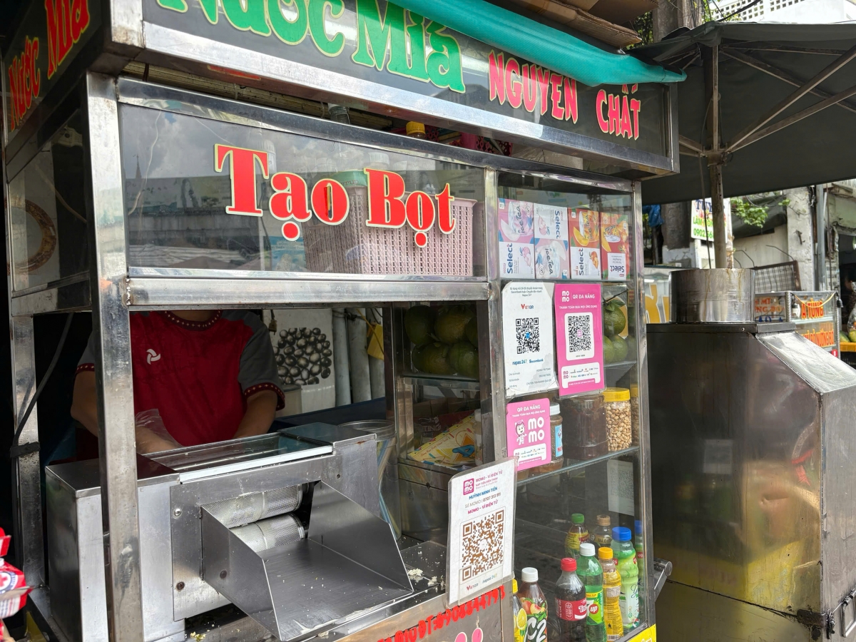Tuy nhiên một số nơi khác vẫn linh hoạt nhận chuyển khoản hoặc tiền mặt. Ảnh: Vũ Hường