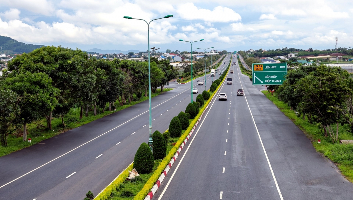 Tuyến đường bộ cao tốc Bảo Lộc – Liên Khương đấu nối vào cao tốc Liên Khương – Đà Lạt đang hiện hữu.