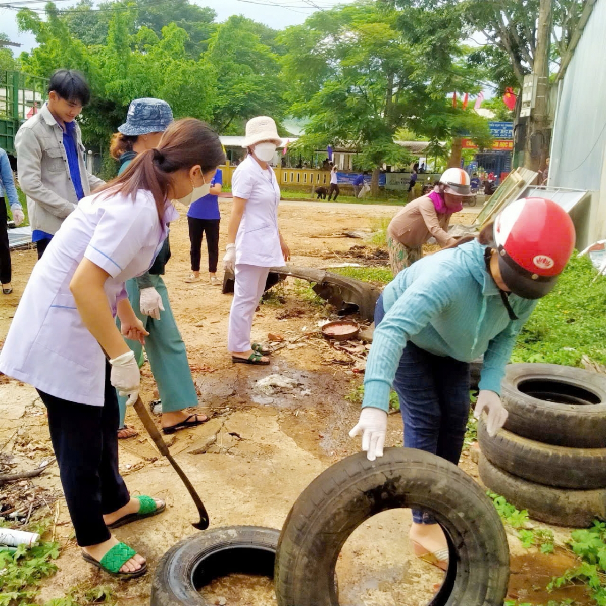 Cán bộ y tế diệt loăng quăng, bọ gậy cùng người dân địa phương tại Quảng Nam