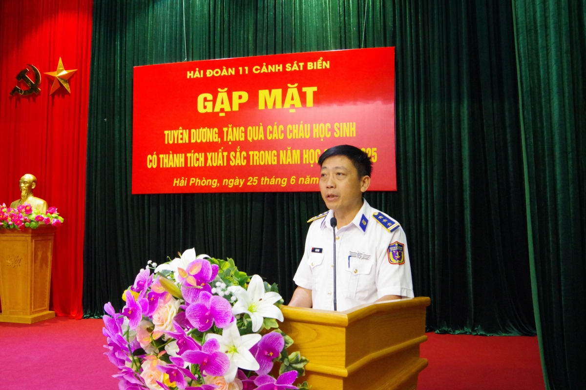 Thượng tá Lê Anh Sơn, Chính ủy Hải đoàn 11 phát biểu động viên các cháu tại buổi lễ