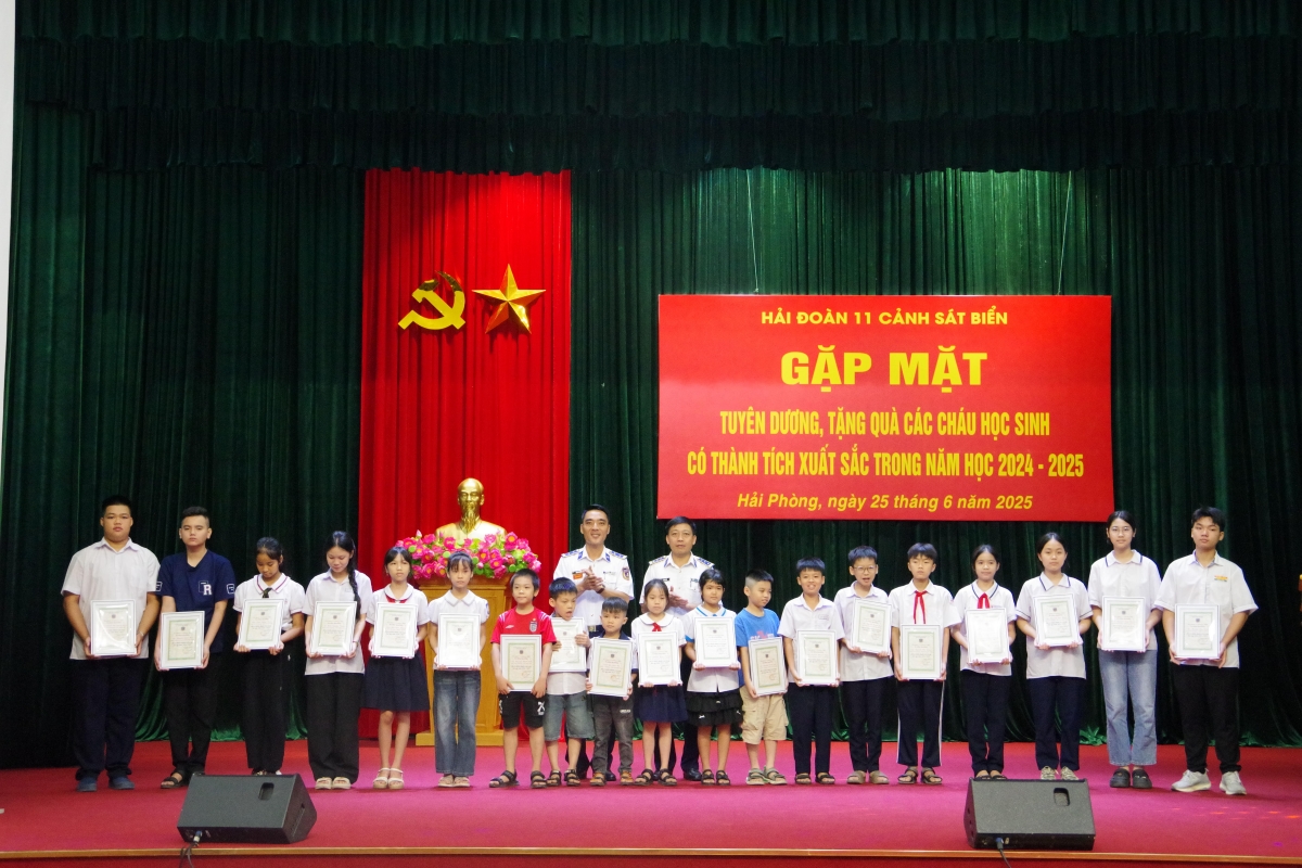 Thủ trưởng Hải đoàn 11 tặng quà cho các cháu học giỏi và có thành tích cao trong học tập