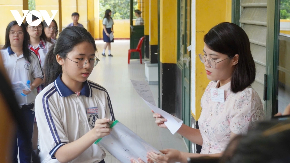Các thí sinh làm thủ tục sáng 5/6 (ảnh Vũ Hường)