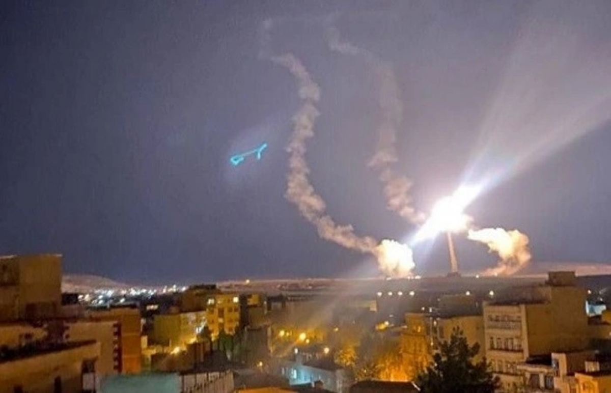 Ảnh chụp trong quá trình Iran phóng tên lửa và máy bay không người lái hướng đến Israel. Ảnh Press TV.