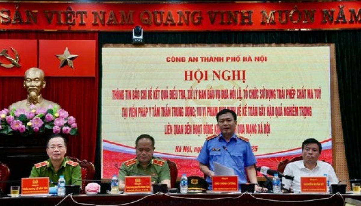 Viện trưởng Viện Kiểm sát nhân dân thành phố Hà Nội Đào Thịnh Cường trao đổi tại hội nghị