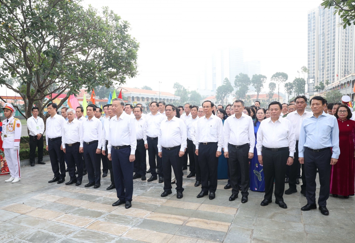 Tổng Bí thư Tô Lâm cùng đoàn công tác dâng hoa, dâng hương tưởng nhớ Chủ tịch Hồ Chí Minh tại Tượng đài Chủ tịch Hồ Chí Minh trong khuôn viên Bộ Tư lệnh Thành phố Hồ Chí Minh.