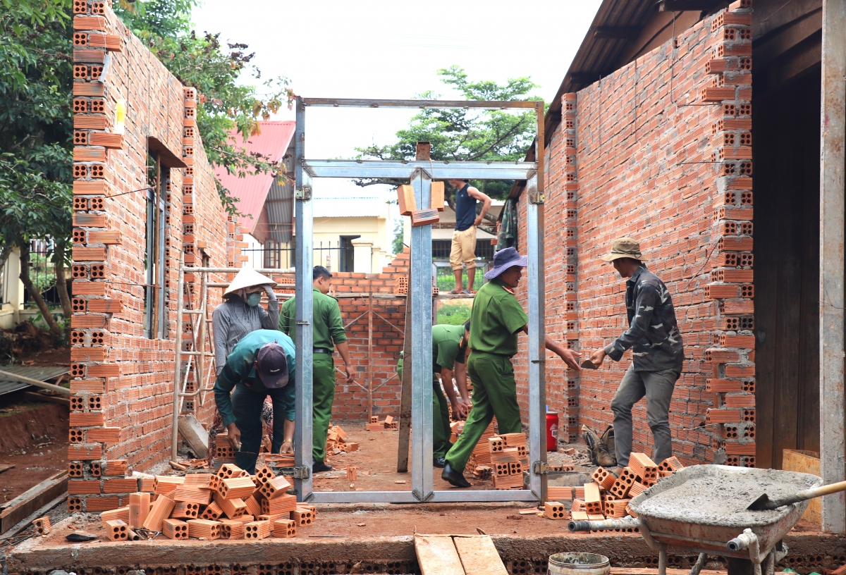 Với tinh thần "vượt nắng thắng mưa", kết thúc tháng 6/2025 Công an Đắk Nông nỗ lực xoá 500 căn nhà trao hộ nghèo, cận nghèo, gia đình chính sách và dân tộc tại tỉnh.