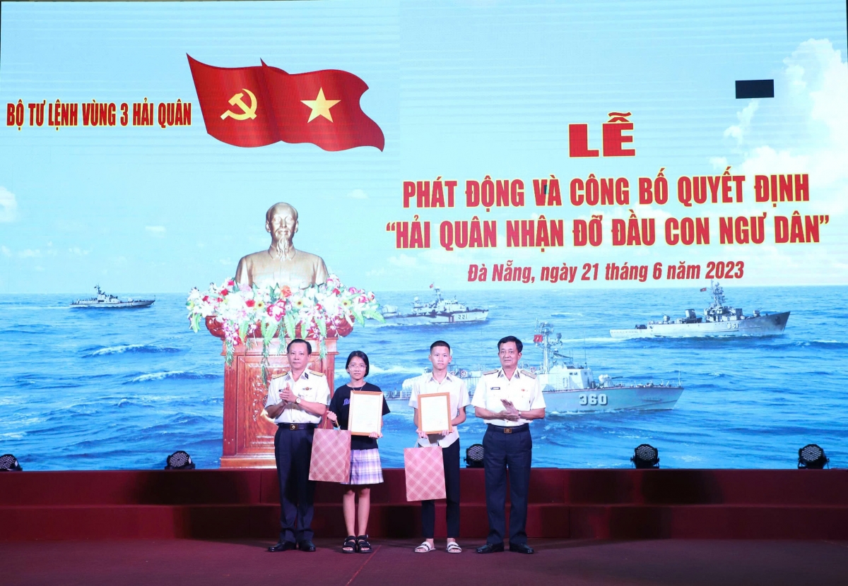 Vùng 3 Hải quân phát động và công bố quyết định Hải quân nhận đỡ đầu con ngư dân, Ảnh Hoàng Diệu