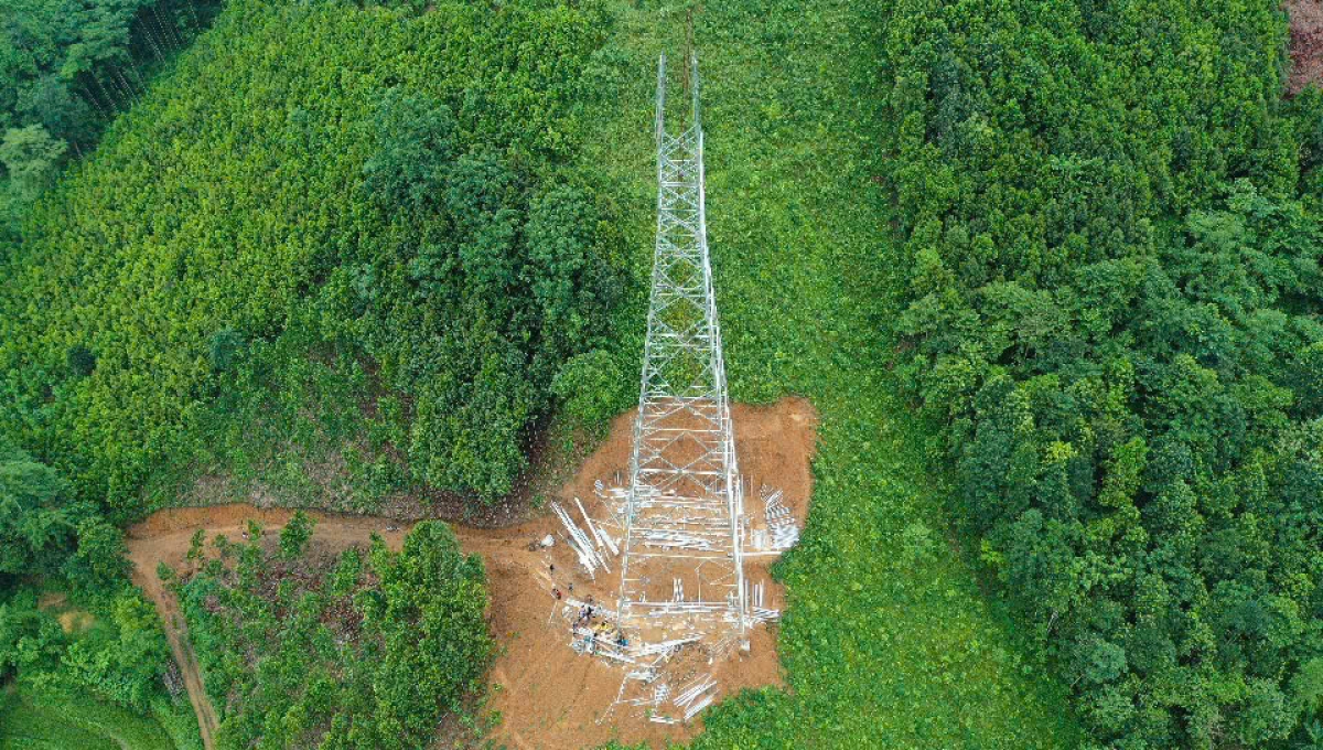 Những chiếc cột điện trên tuyến Dz 500kV Lào Cai - Yên Bái đang dần hoàn thiện phần lắp dựng