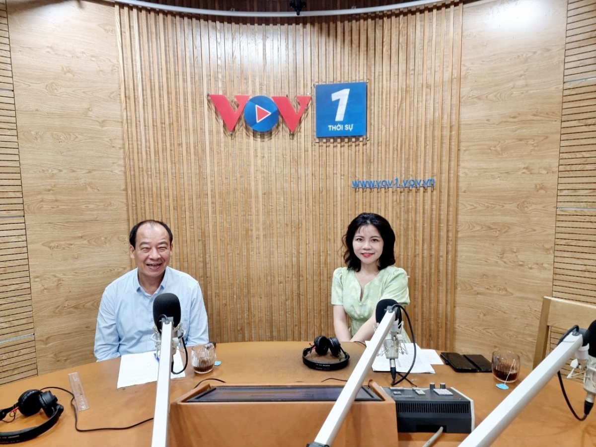 PGS.TS Trần Đắc Phu và BTV chương trình