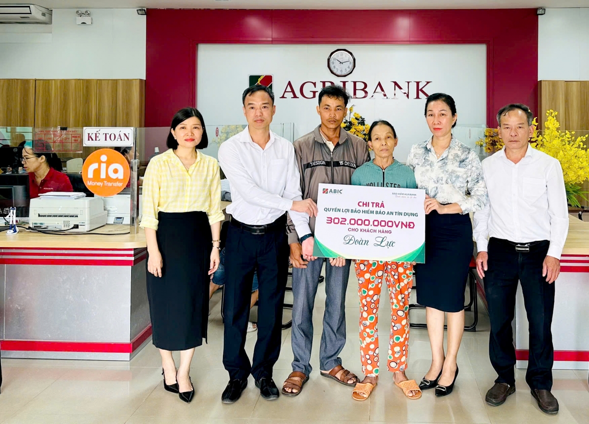 Gia đình ông Đoàn Lực nhận tiền bồi thường từ Bảo hiểm Agribank