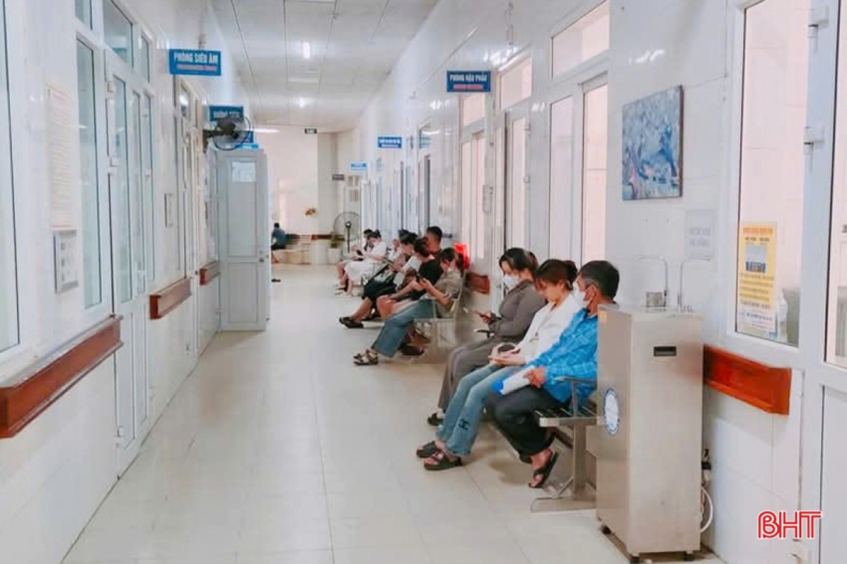 Sở Y tế yêu cầu các cơ sở y tế bố trí chỗ ngồi, nước uống, để phục vụ người dân đến thăm khám (Ảnh: Báo Hà Tĩnh)