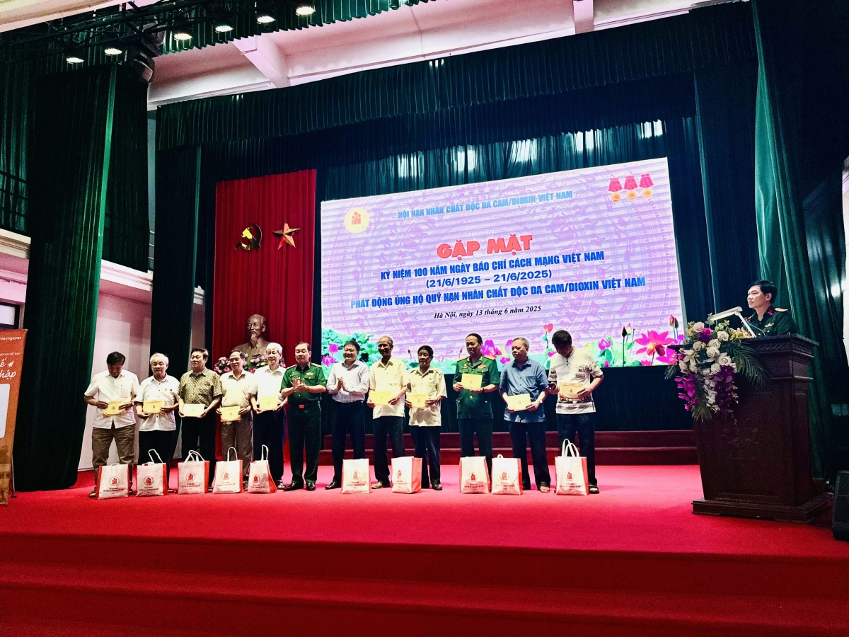 Hội Nạn nhân chất độc da cam/dioxin Việt Nam tặng quà cho thân nhân các nạn nhân chất độc da cam/dioxin