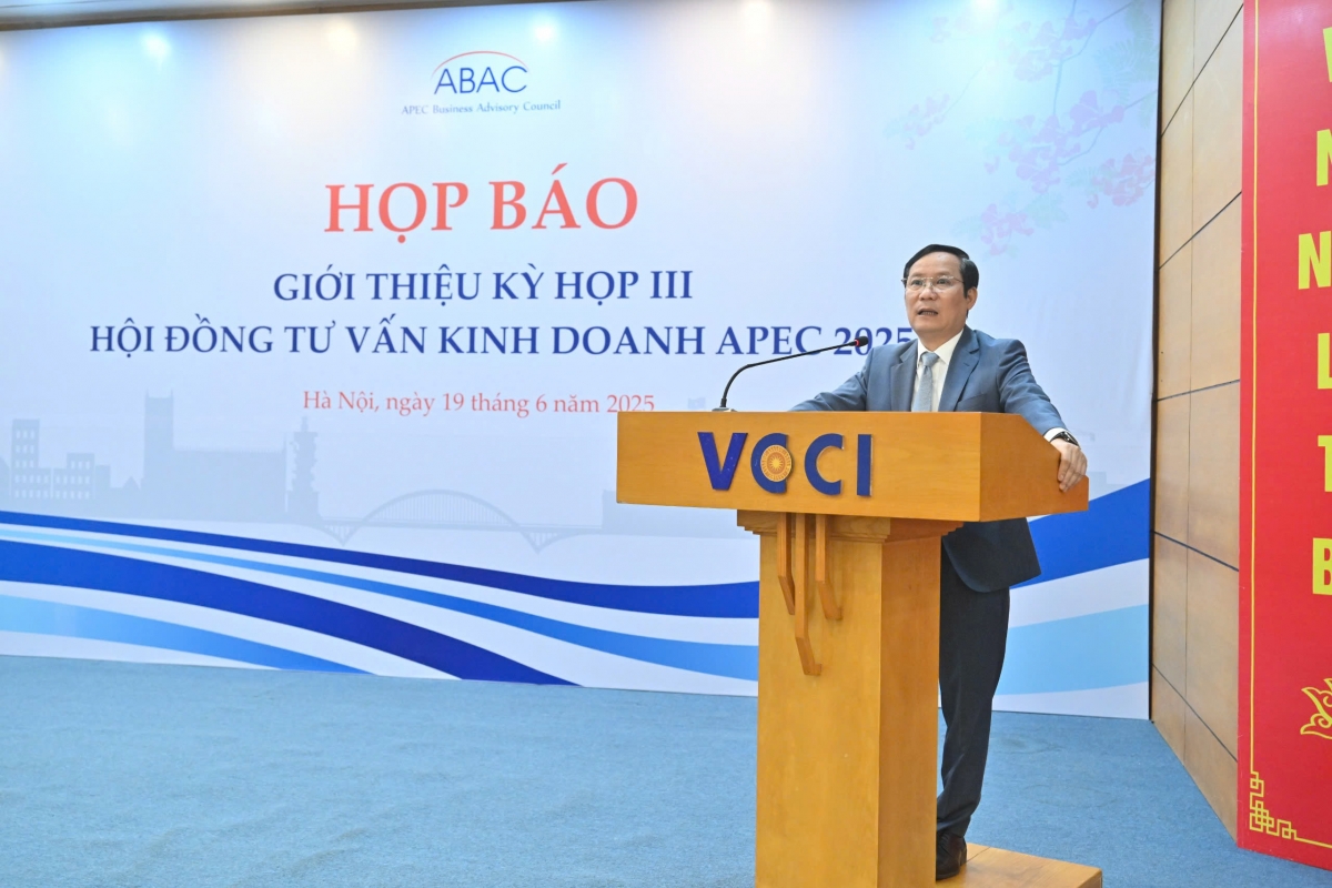 Chủ tịch VCCI Phạm Tấn Công phát biểu tại họp báo