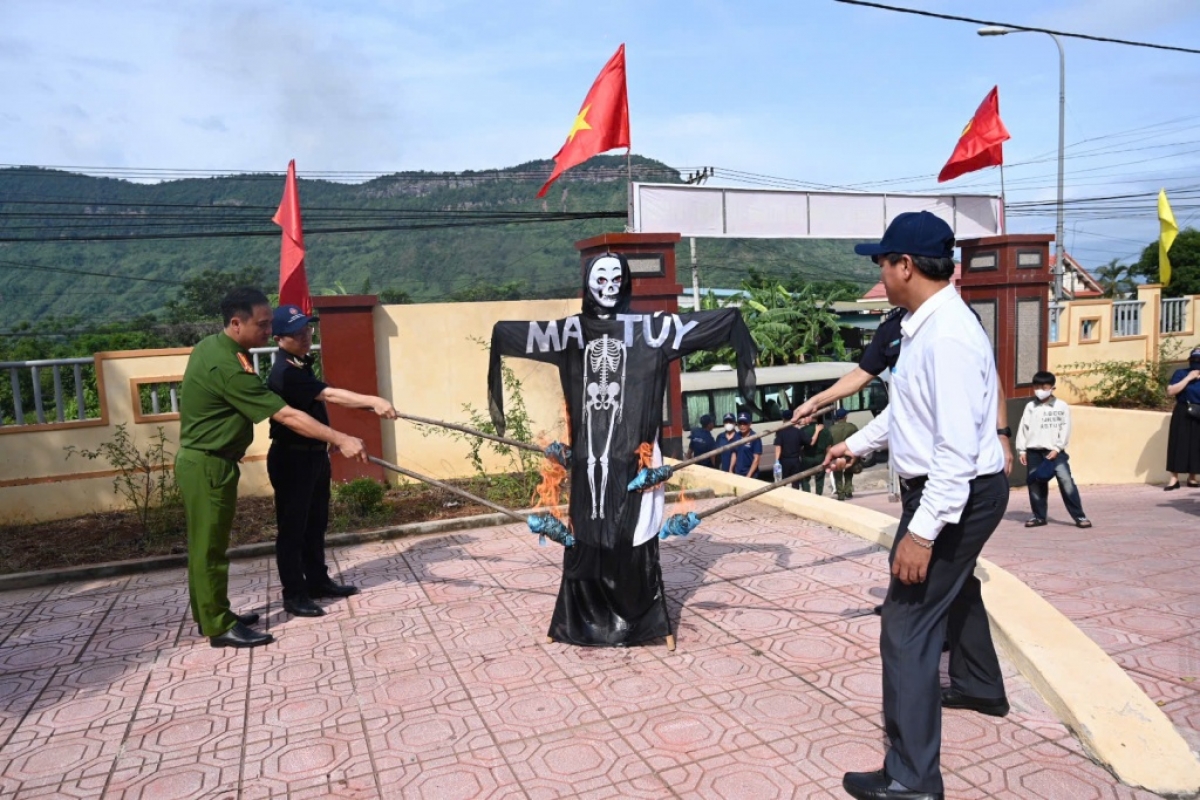 Đại diện các lực lượng thực hiện nghi thức đốt hình nộm tuyên truyền phòng, chống ma túy.