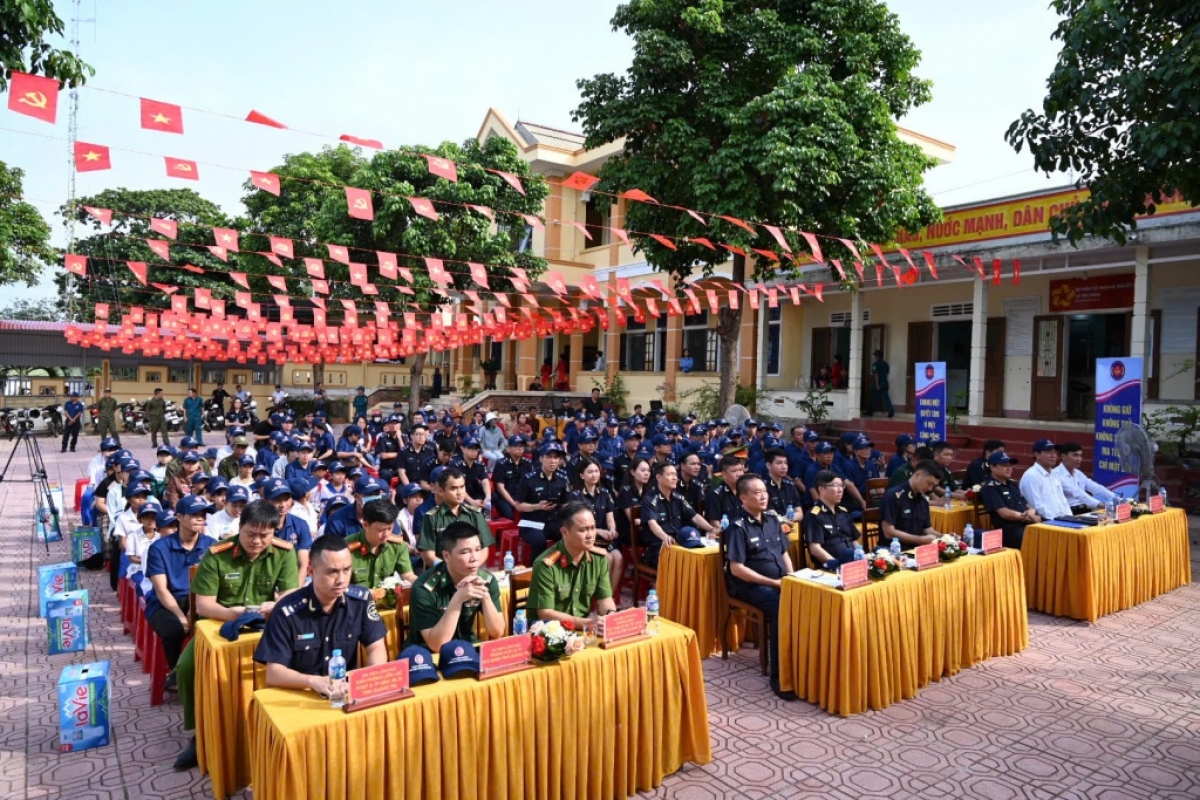 Các đại biểu tham dự Lễ mít tinh.