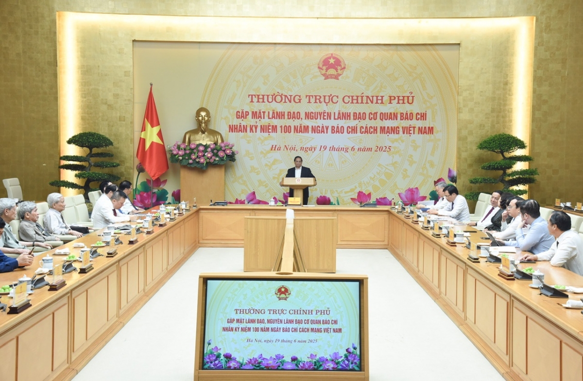 Thủ tướng Phạm Minh Chính gặp mặt lãnh đạo, nguyên lãnh đạo các cơ quan báo chí nhân kỷ niệm 100 năm Ngày Báo chí Cách mạng Việt Nam